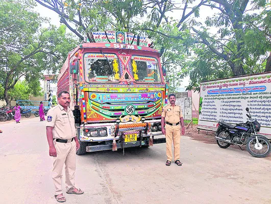ఇసుక టిప్పర్ పట్టివేత