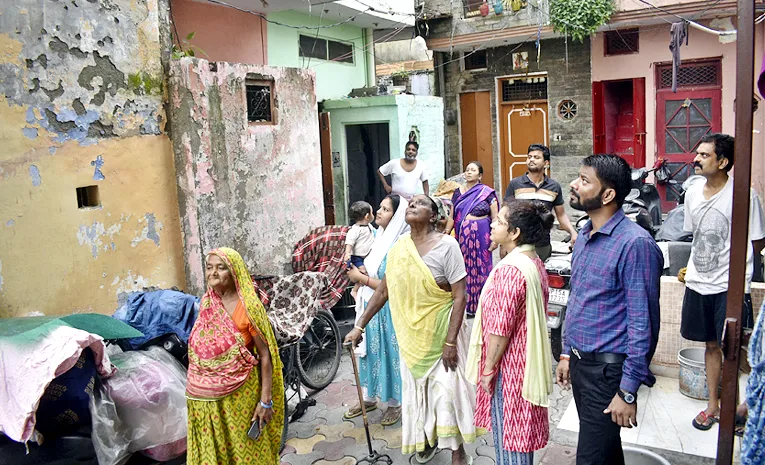 Strong Earthquake Tremors Felt in Delhi7