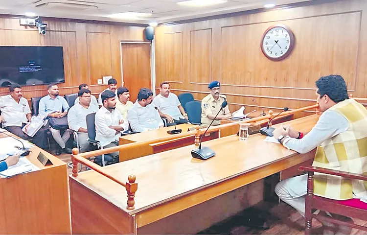 కమిషనర్‌ రాకపోతే.. డీజీపీని రప్పిస్తాం 