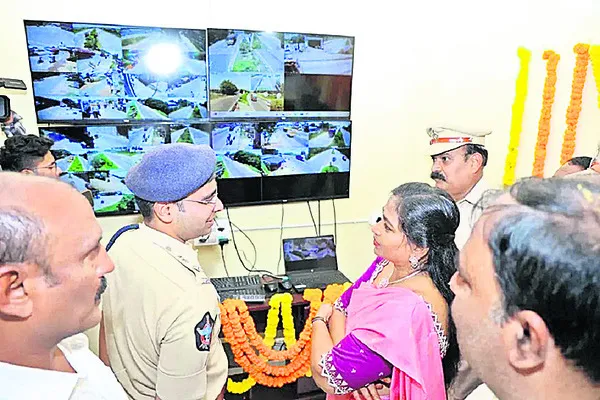అడ్డురోడ్డులో సీసీ కెమెరాల కంట్రోల్‌ రూమ్‌ 