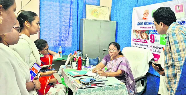 తాళ్లపాలెం పీహెచ్సీలో డీఎంహెచ్వో తనిఖీ
