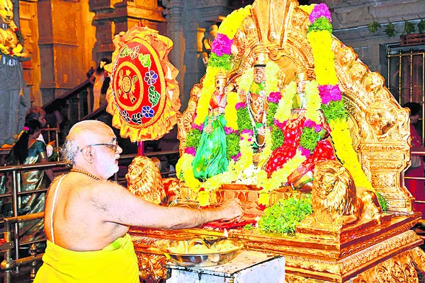 యాదగిరీశుడికి సువర్ణ పుష్పార్చన