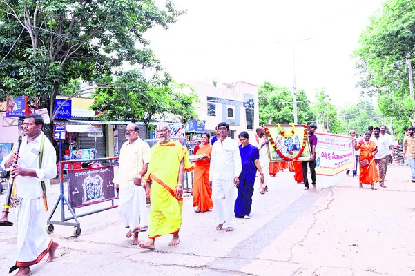 దమ్మక్కకు నీరాజనం