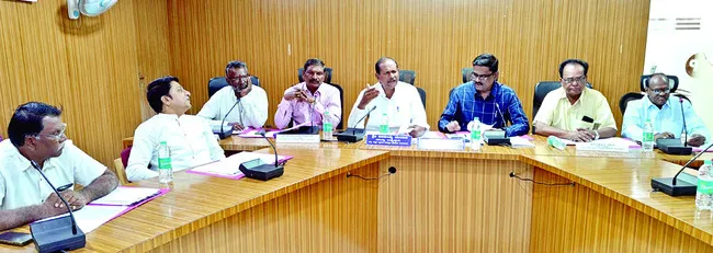 బ్యాంకు రుణాలకు  గ్యారెంటీ సొమ్ము జమ తగదు 