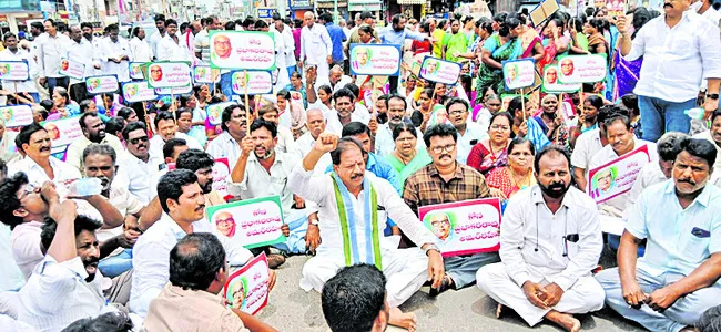 కోన ప్రభాకరరావు విగ్రహం ఏర్పాటుకు డిమాండ్