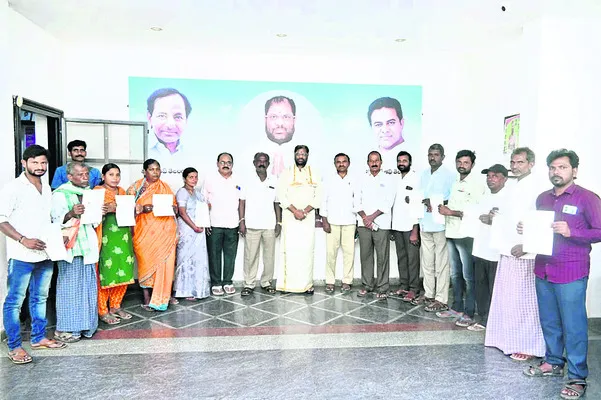 సీఎంఆర్ఎఫ్ చెక్కులు పంపిణీ చేసిన ఎంపీ