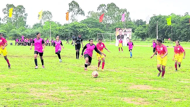 హోరాహోరీగా బాలికల ఫుట్బాల్ పోటీలు