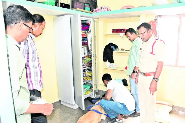పట్ట పగలే ఇంట్లో చోరీ
