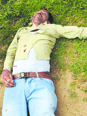 రెండు ద్విచక్ర వాహనాలు ఢీ.. 