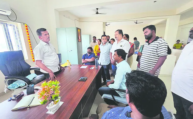 శ్రీచైతన్య పాఠశాలకు షోకాజ్ నోటీసులు