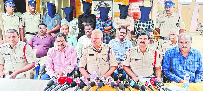 ట్రాన్స్ఫార్మర్ల చోరీ ముఠా అరెస్ట్