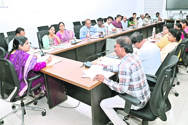 ఇళ్ల నిర్మాణంలో ప్రగతి కనిపించాలి