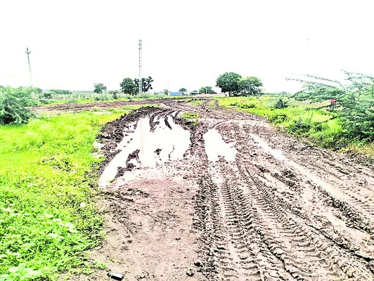 అఽధికారుల తప్పిదం.. రైతుకు శాపం