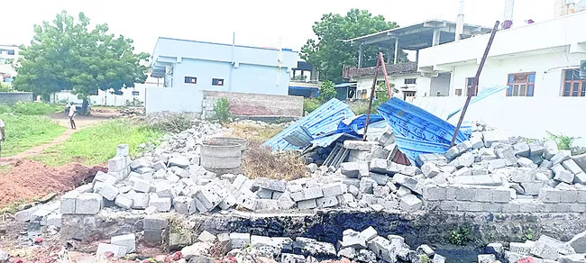 అక్రమ నిర్మాణాలు తొలగింపు