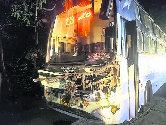 ఆర్టీసీ బస్సు, లారీ ఢీ: తప్పిన ప్రమాదం