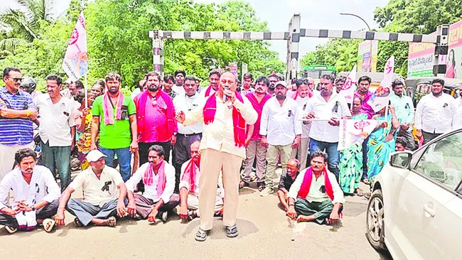 టీడీపీ తీరుపై రోడ్డెక్కిన జనసేన
