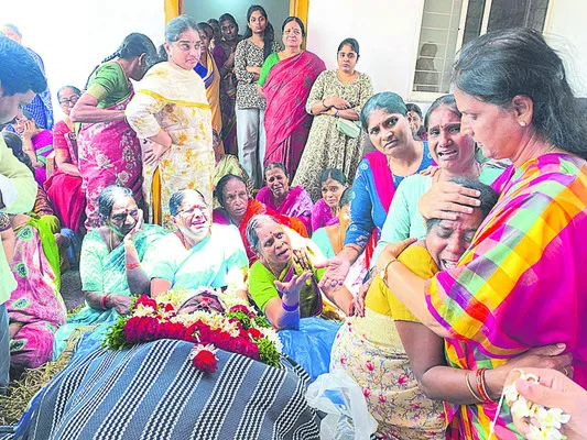 లారీ, కారు ఢీ ఇద్దరి దుర్మరణం 