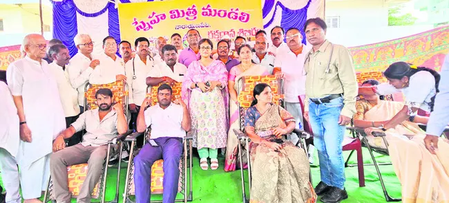 రక్తదానంతో ప్రాణదాతలుగా నిలవాలి