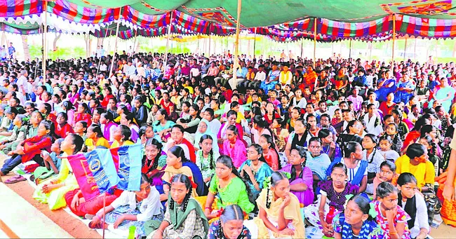 యూనిఫాం లేక.. సాధారణ దుస్తులతోనే రాక... 