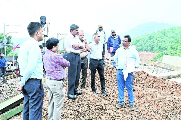 ఈస్ట్ కోస్ట్ రైల్వే జీఎం ఆకస్మిక పర్యటన
