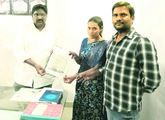 పాఠశాల విలీనానికి నిరసనగా ఆమరణ దీక్ష
