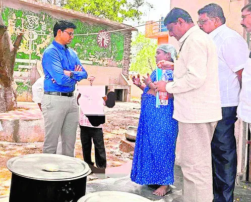 విద్యార్థులకు సరిపడా రేషన్ ఇవ్వడం లేదు