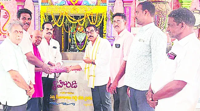 ఆలయ అభివృద్ధికి రూ.5.50 లక్షల విరాళం