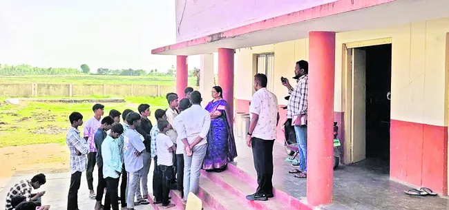 మెనూ ప్రకారం భోజనం అందించాలి