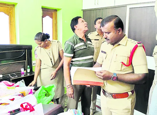 ఫైనాన్స్ కార్యాలయాలపై పోలీసుల దాడులు