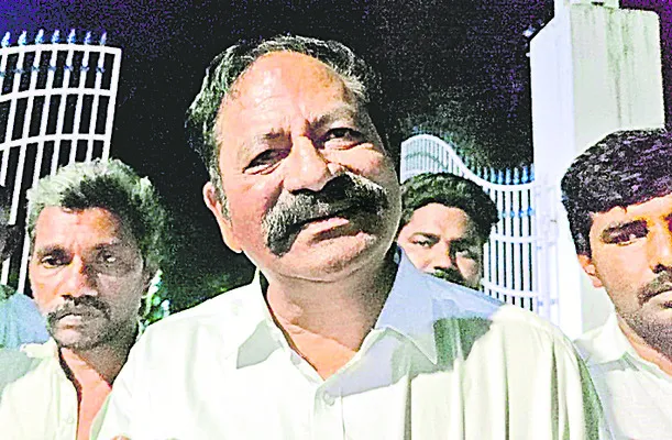 వైఎస్సార్ సీపీ కార్యకర్తపై పోలీసుల జులుం