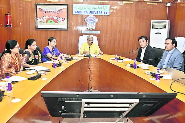 ఏయూను సందర్శించిన ఐసాయ్ ప్రతివిధులు