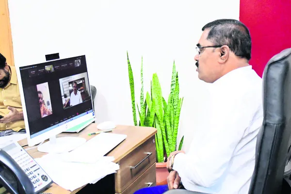 దరఖాస్తుల పరిష్కారంలో వేగం పెంచండి