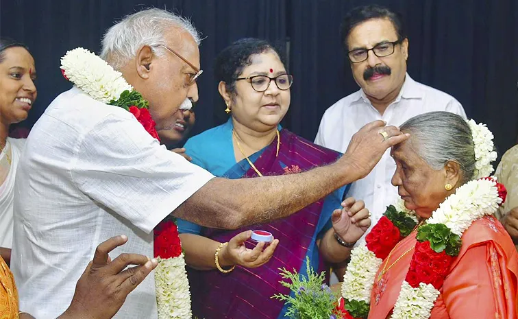 79-Year-Old Man Marries 75-Year-Old Sweetheart At Kerala