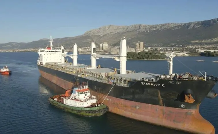 Ship attacked by Houthi rebels sinks in Red Sea
