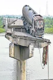 17 killed as vehicles fall into river after bridge collapses in Gujarat Vadodara8