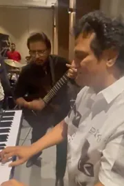 Mani Sharma, Koti, Thaman Perform Athadu Movie Song6