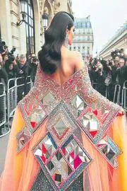 Reflecting Style: Asymmetrical Mirrors Other Fashion Trends7