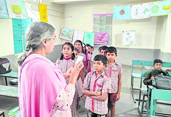 డుమ్మా టీచర్లకు చెక్!