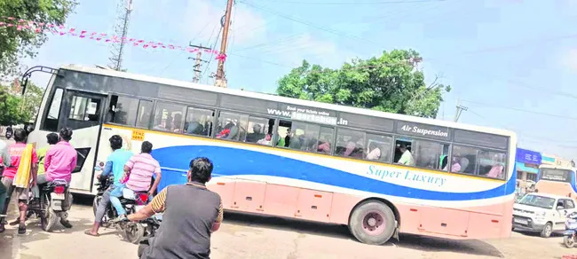 డివైడర్ పనుల ఆలస్యంతో ట్రాఫిక్ సమస్య