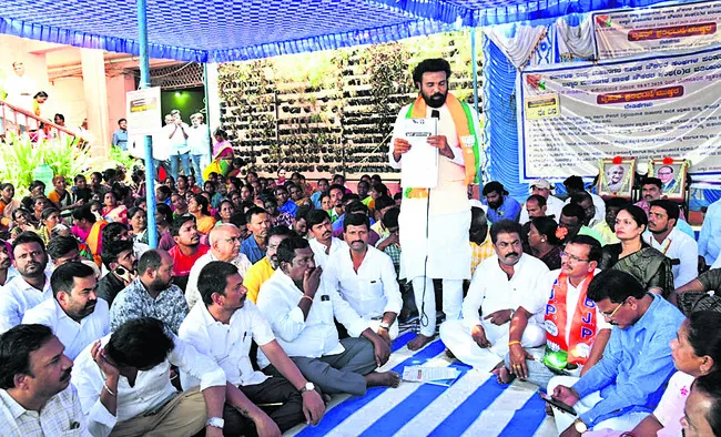 పనికి తగ్గ వేతనం అందించాలి