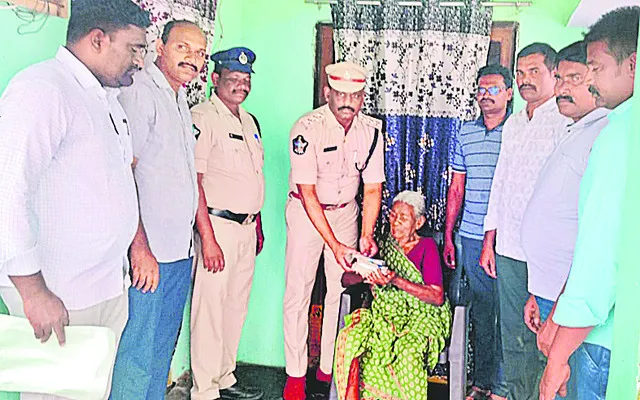 సహోద్యోగి కుటుంబానికి అండగా కానిస్టేబుళ్లు 