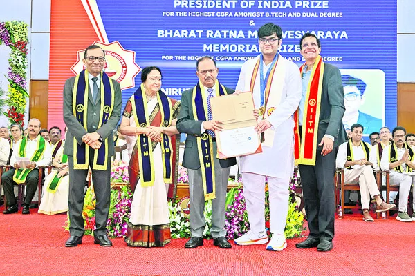ఘనంగా ఐఐటీ స్నాతకోత్సవం
