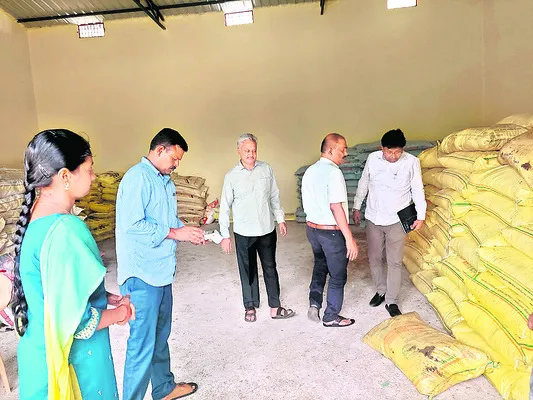 రైతులకు అందుబాటులో యూరియా