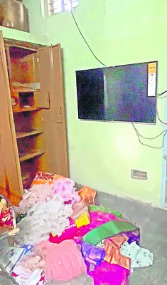 ఐచర్‌ను ఢీకొన్న బైక్‌ 