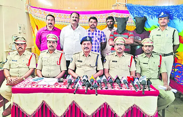 రిజిస్ట్రేషన్ స్టాంప్ల చోరీ ముఠా అరెస్ట్