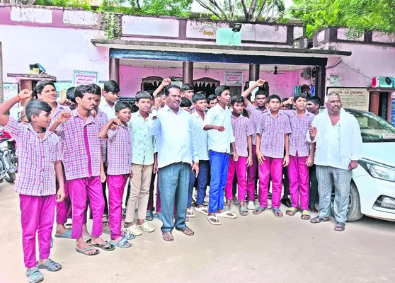 మాంసం దుకాణాలు తొలగించాలని ఆందోళన