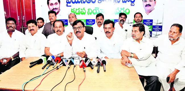రికార్డుల కోసమే ప్రభుత్వ కార్యక్రమాలు 