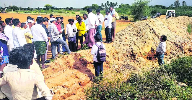 టీడీపీ కార్యకర్తల బాహాబాహీ