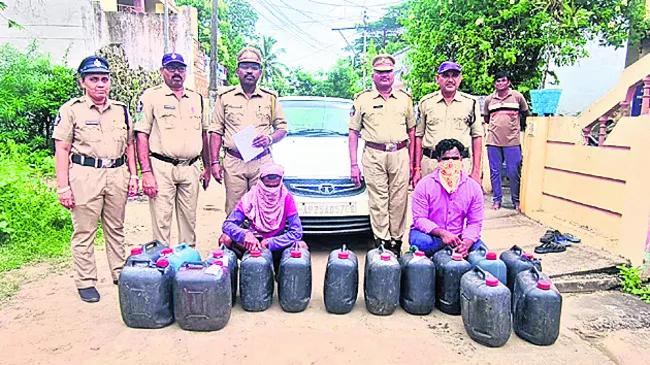 కారులో 300 లీటర్ల సారా స్వాధీనం