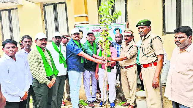 పర్యావరణ పరిరక్షణలో భాగస్వాములు కావాలి